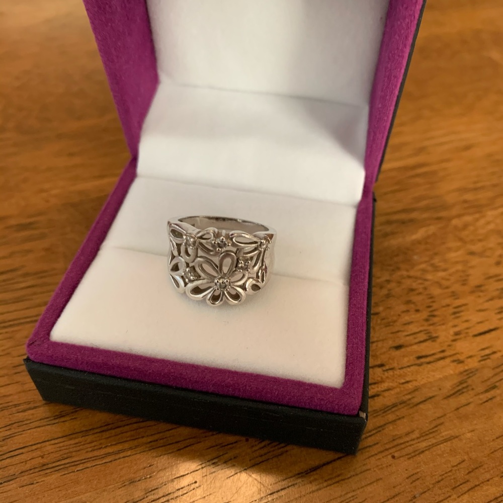 Beautiful flower ring in silver with diamonds